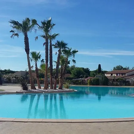 Domaine De Vacances: Beachside With Pool And Wi-fi