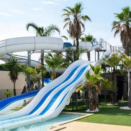 Domaine De Vacances: Beachside With Pool And Wi-fi
