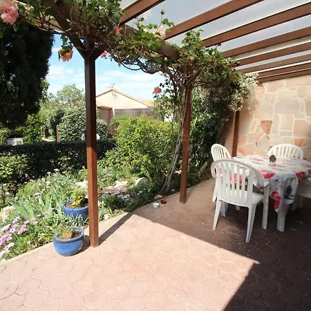 Villa Domaine De Vacances: Beachside With Pool And Wi-fi